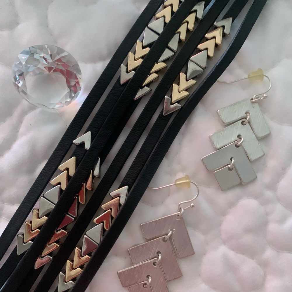 ✅✅✅BRACELET DE CUERO Y METAL /JUEGO DE ARETES PLATEADOS🔥$30✅✅✅